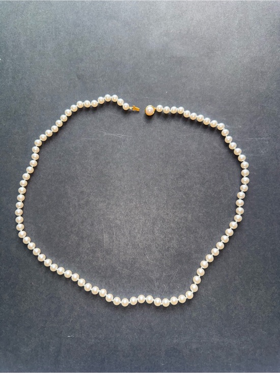 Jewelry - Pearl necklace